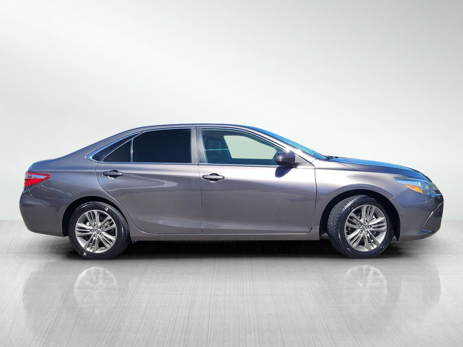 2015 Toyota Camry SE photo 2