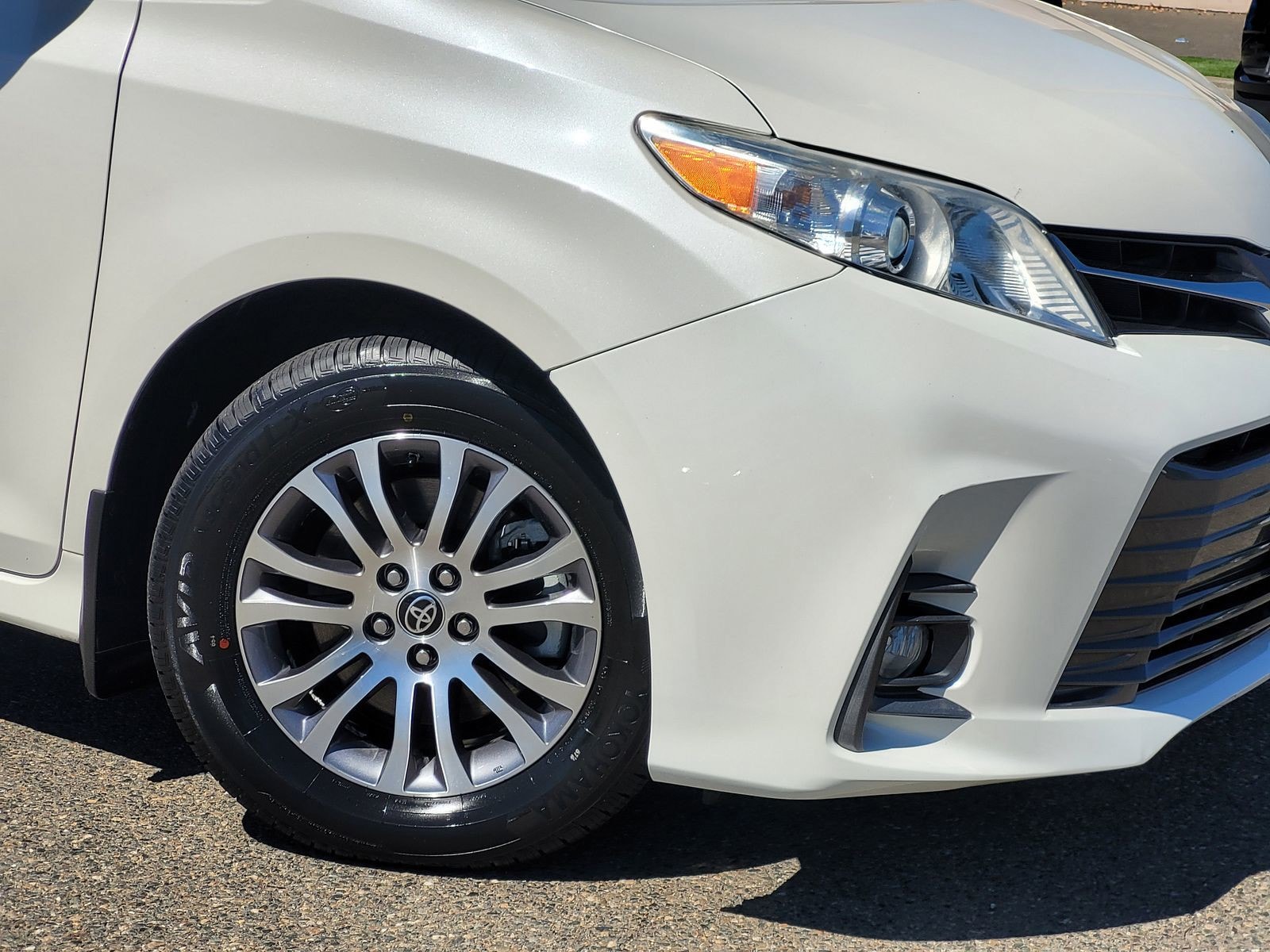 2020 Toyota Sienna XLE photo 5