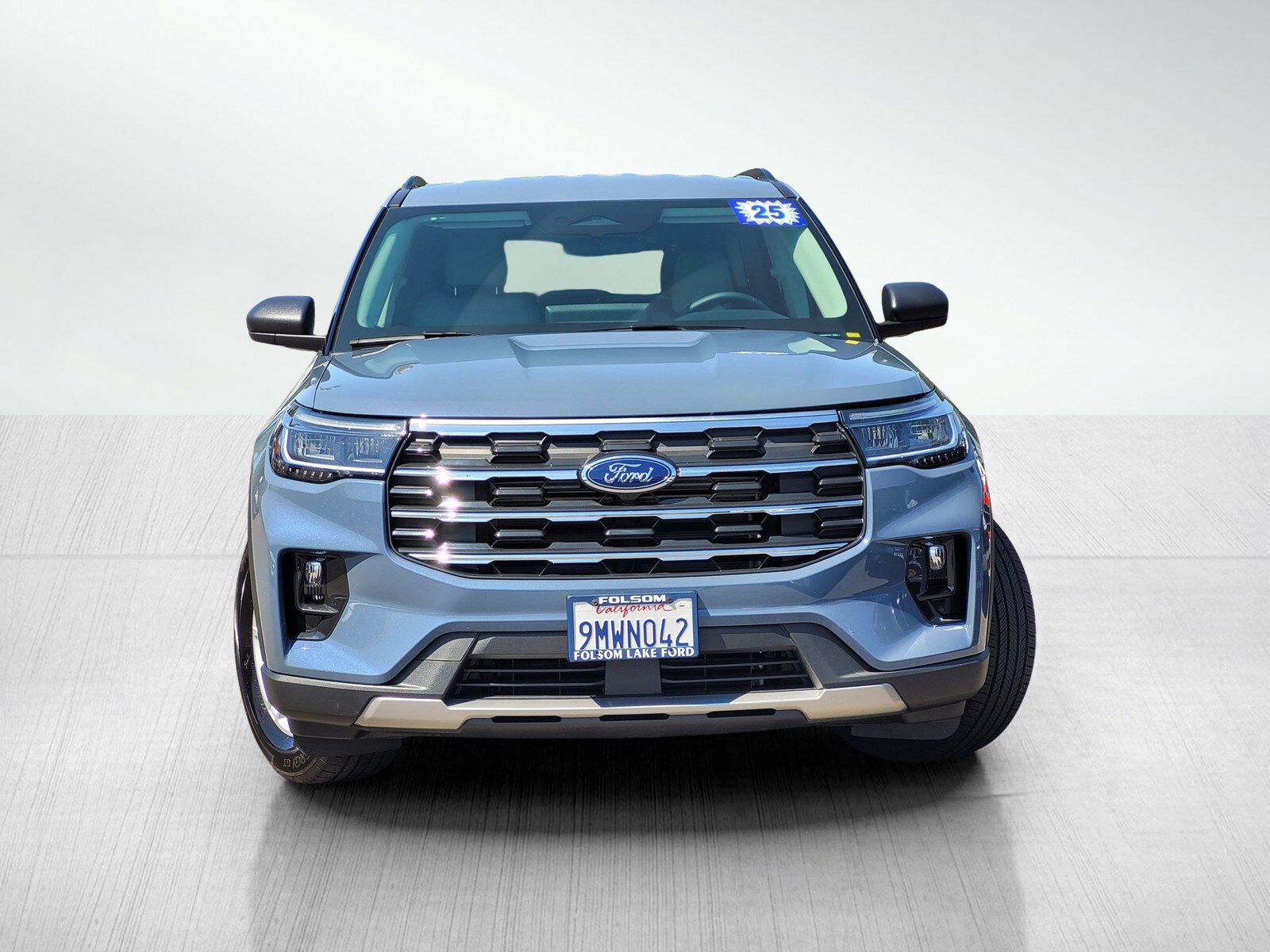 2025 Ford Explorer photo 2