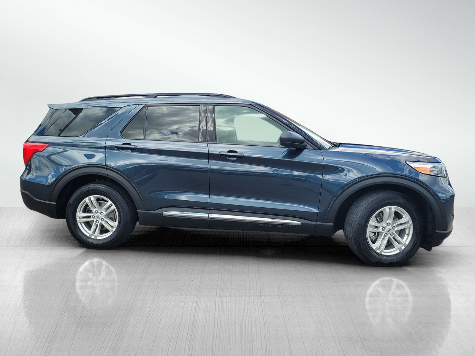 2023 Ford Explorer XLT photo 2