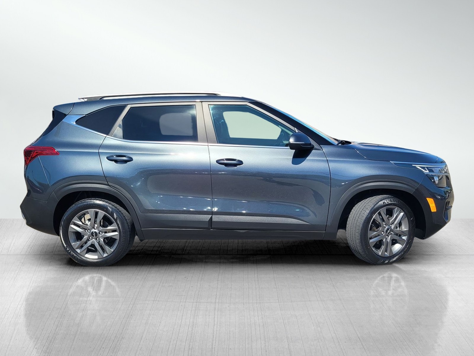 2023 Kia Seltos S photo 2