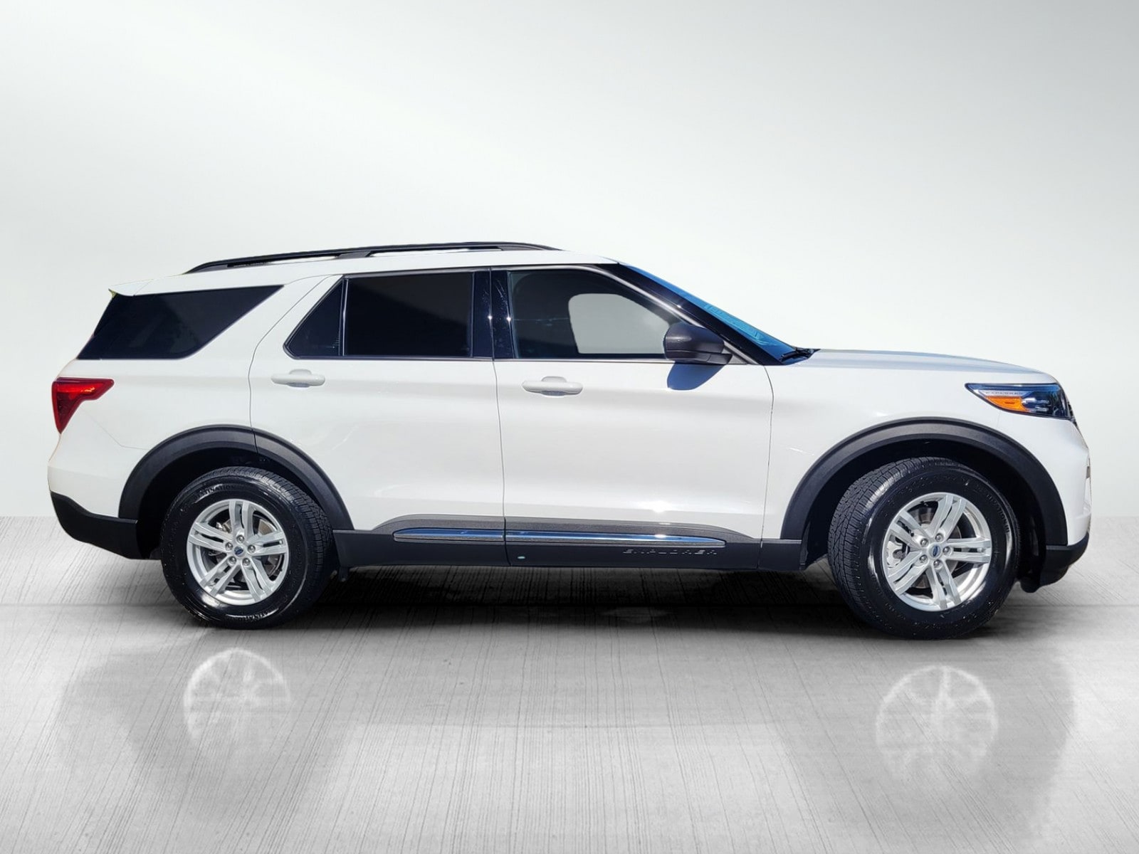 2023 Ford Explorer XLT photo 2