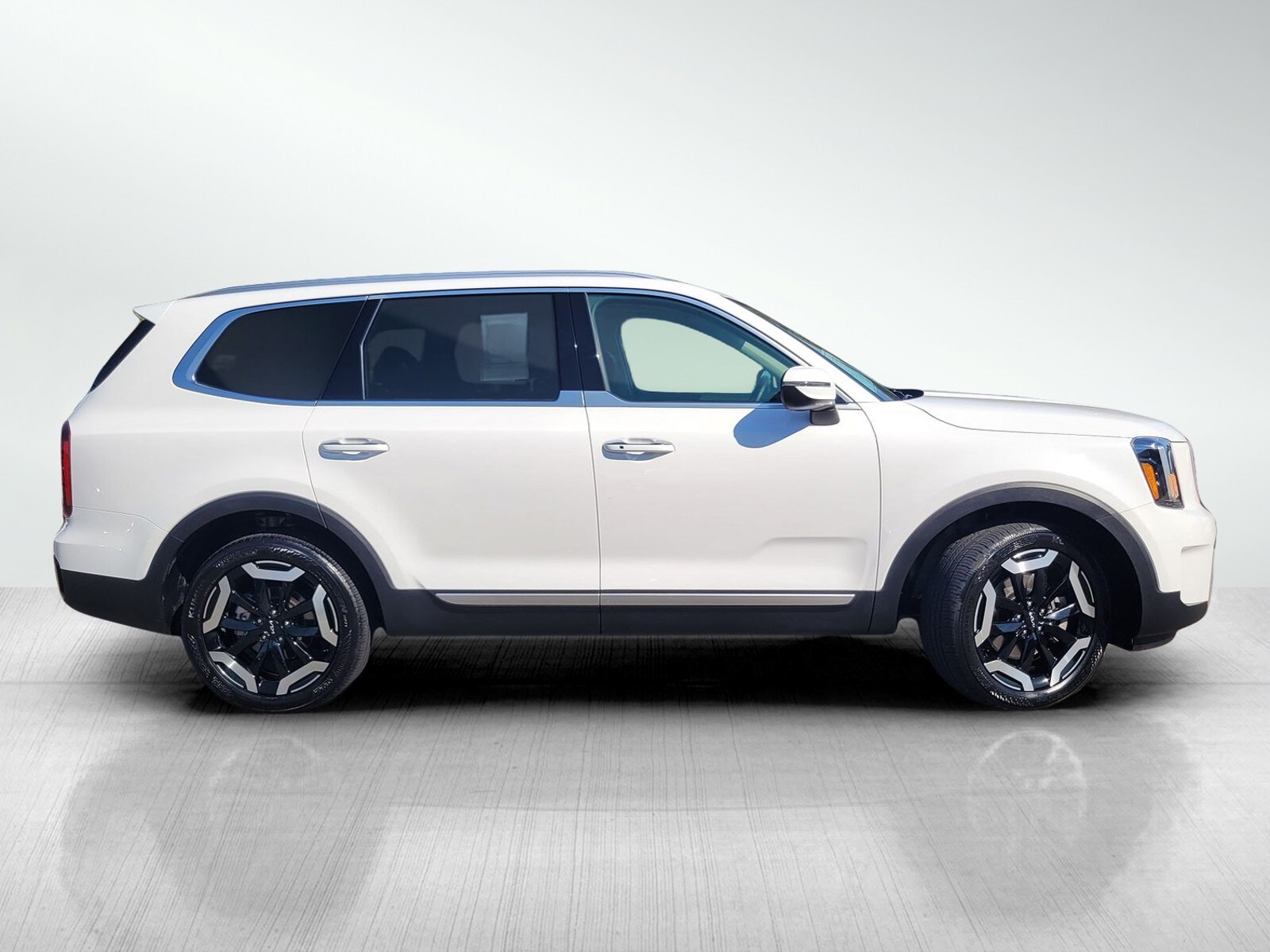 2024 Kia Telluride S photo 3