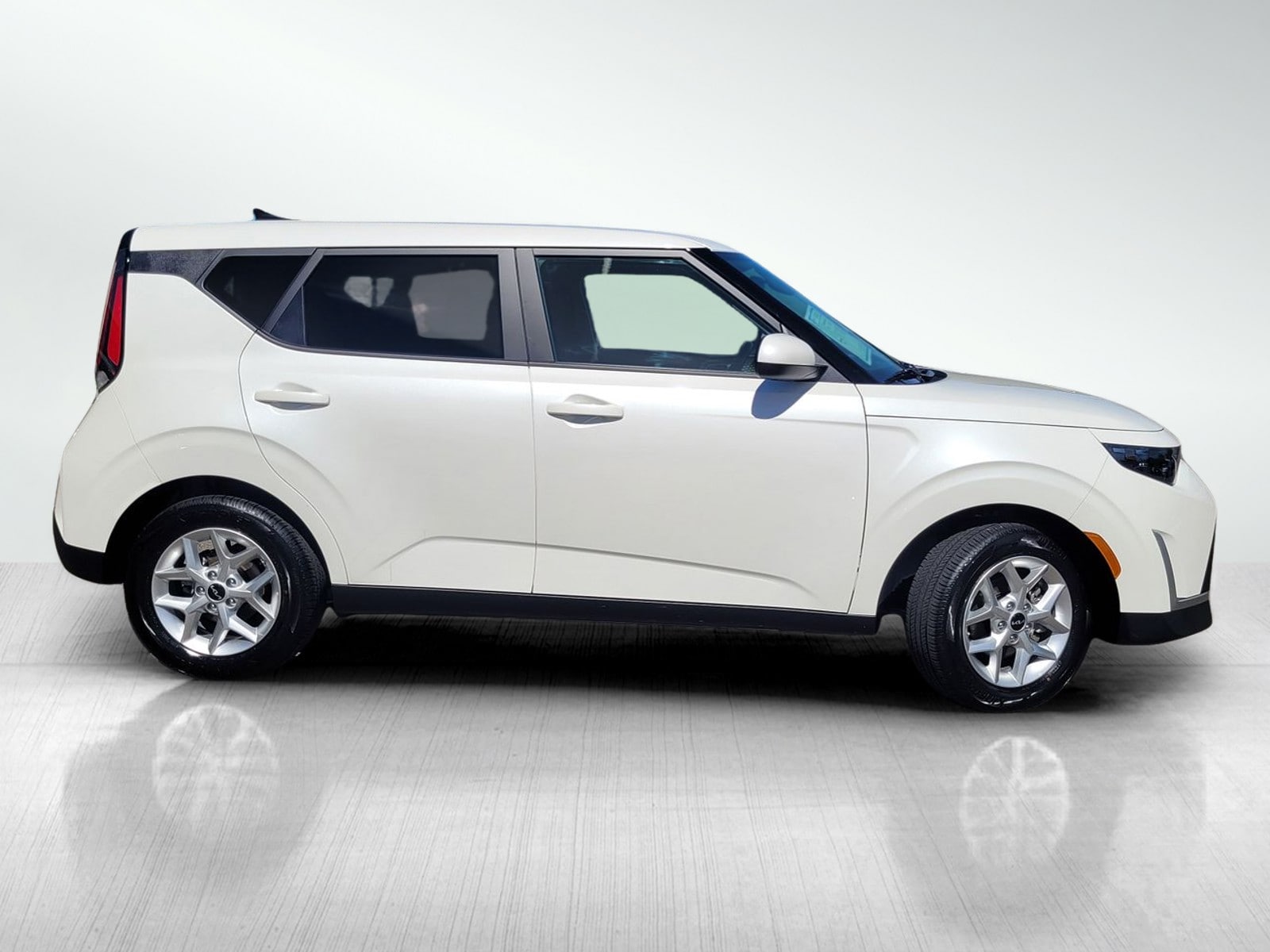 2025 Kia Soul LX photo 2