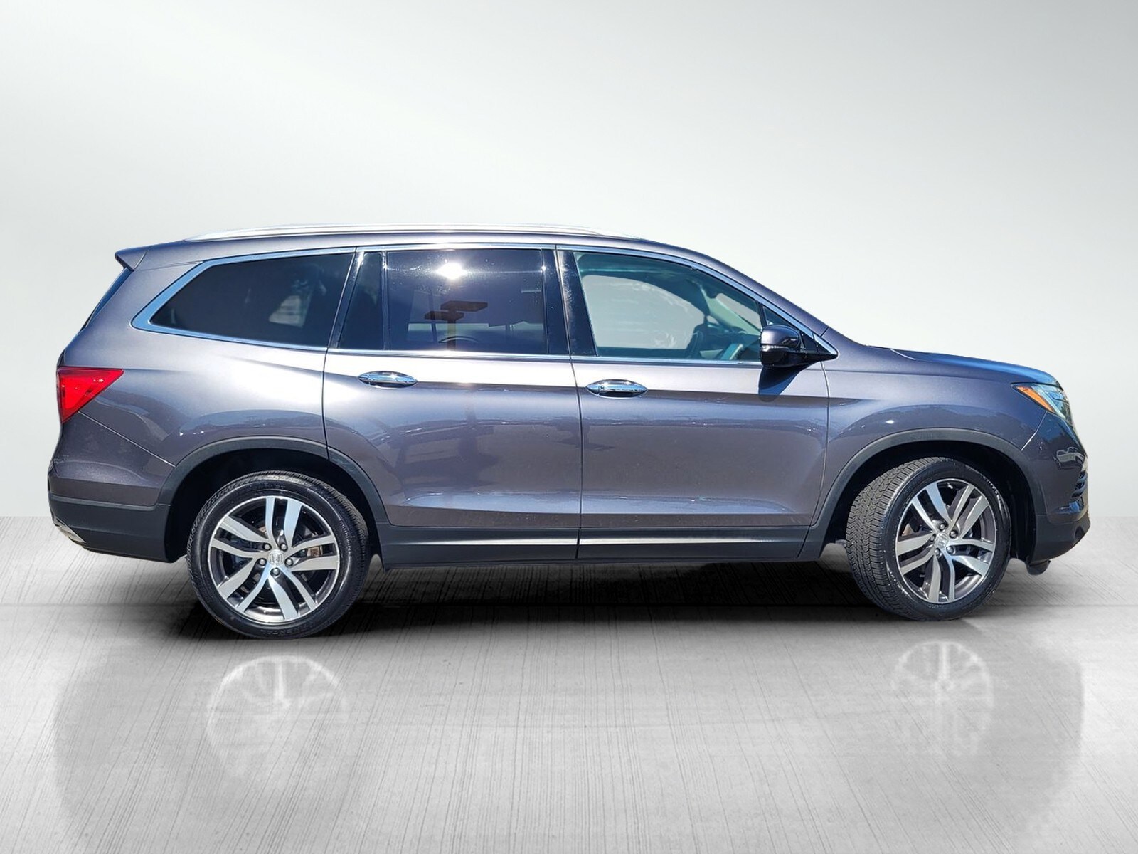 2018 Honda Pilot Elite photo 2
