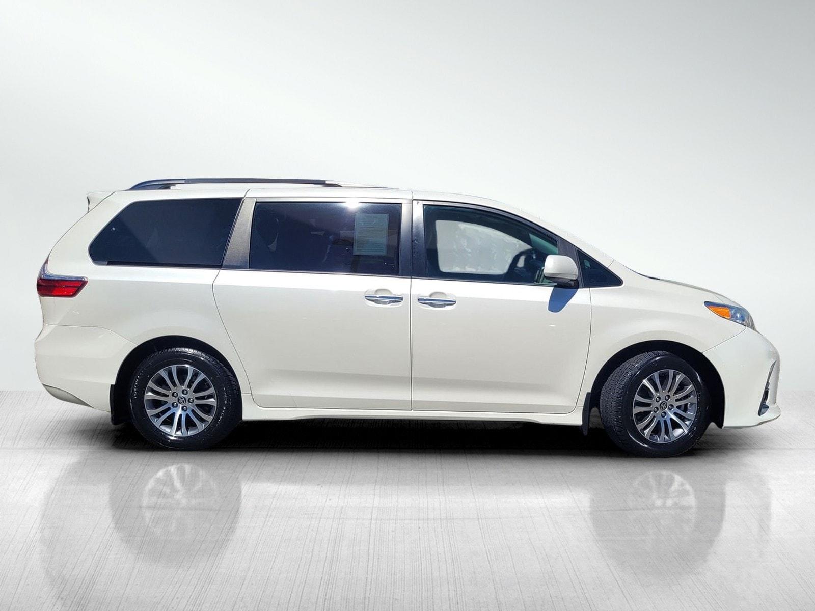 2020 Toyota Sienna XLE photo 2