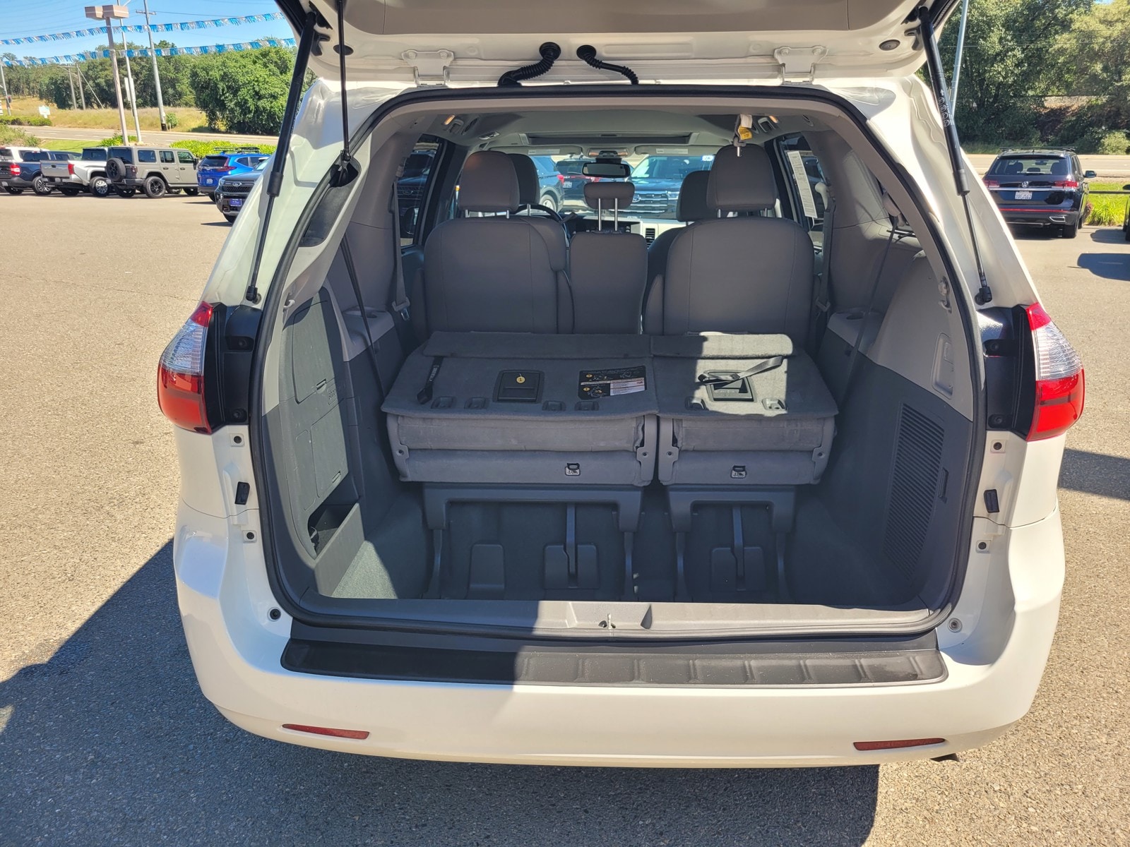 2020 Toyota Sienna XLE photo 3