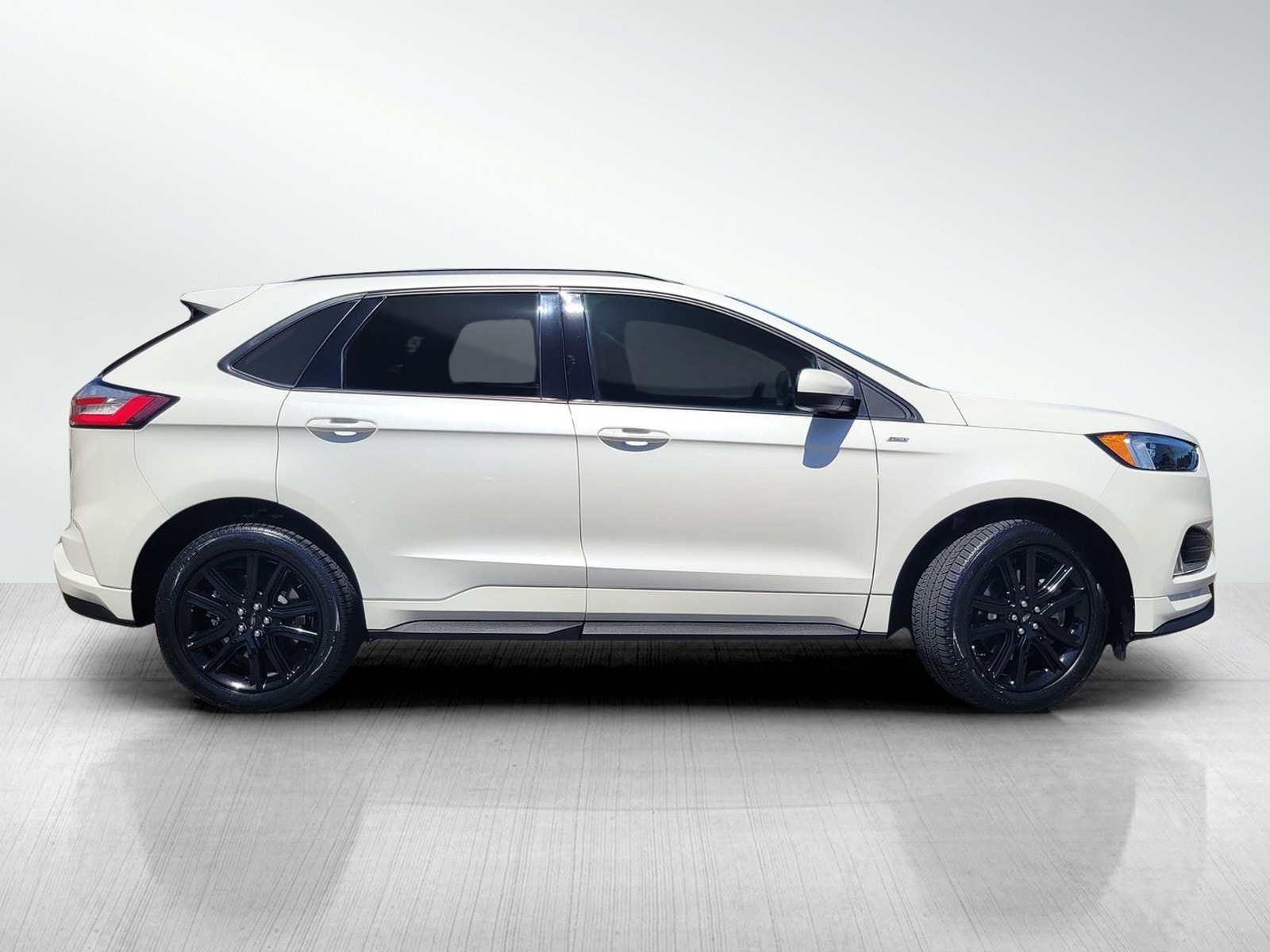 2023 Ford Edge ST Line photo 2