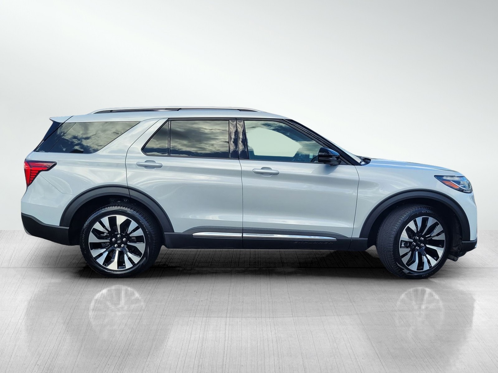 2025 Ford Explorer Platinum photo 2