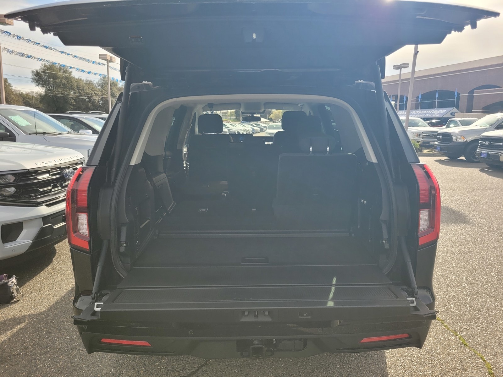 2025 Ford Expedition Active photo 3