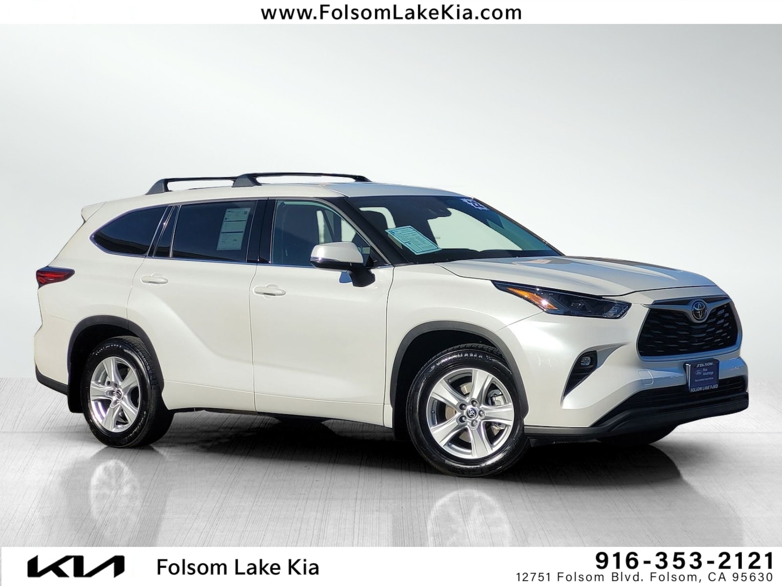 2022 Toyota Highlander LE's photo