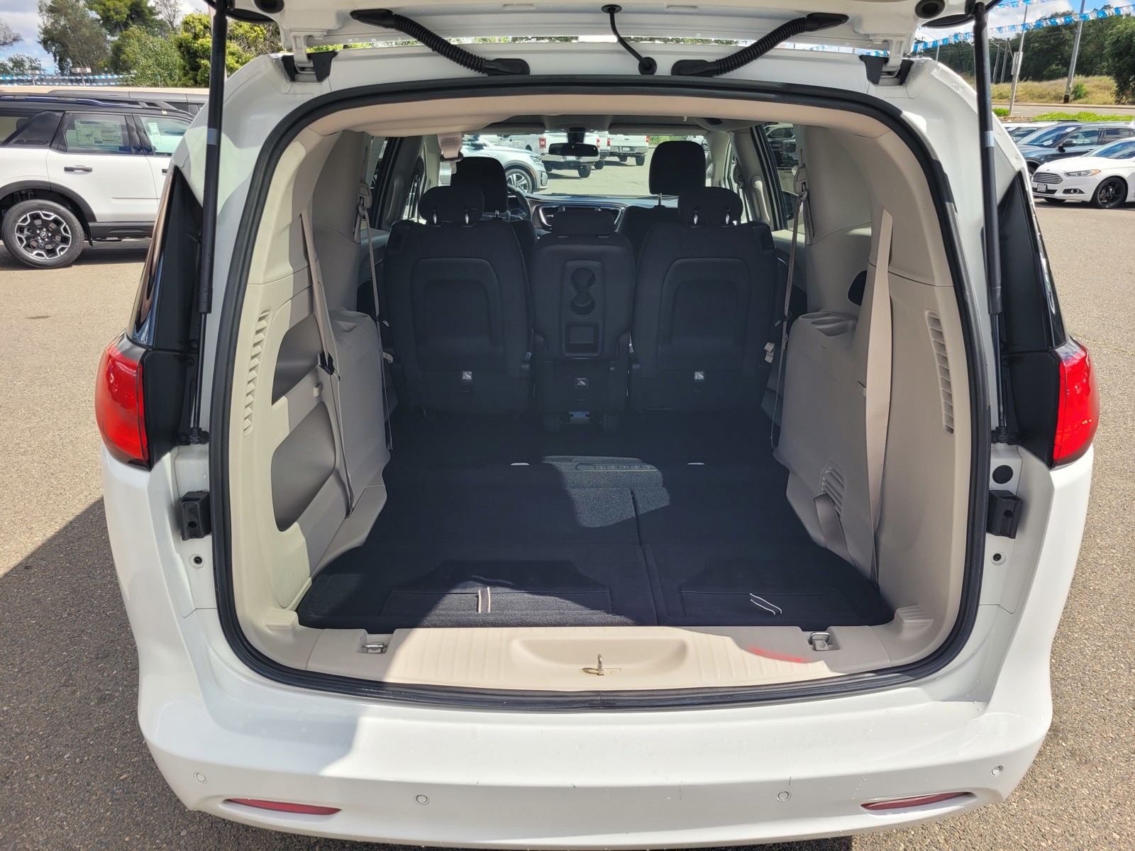 2018 Chrysler Pacifica LX photo 3