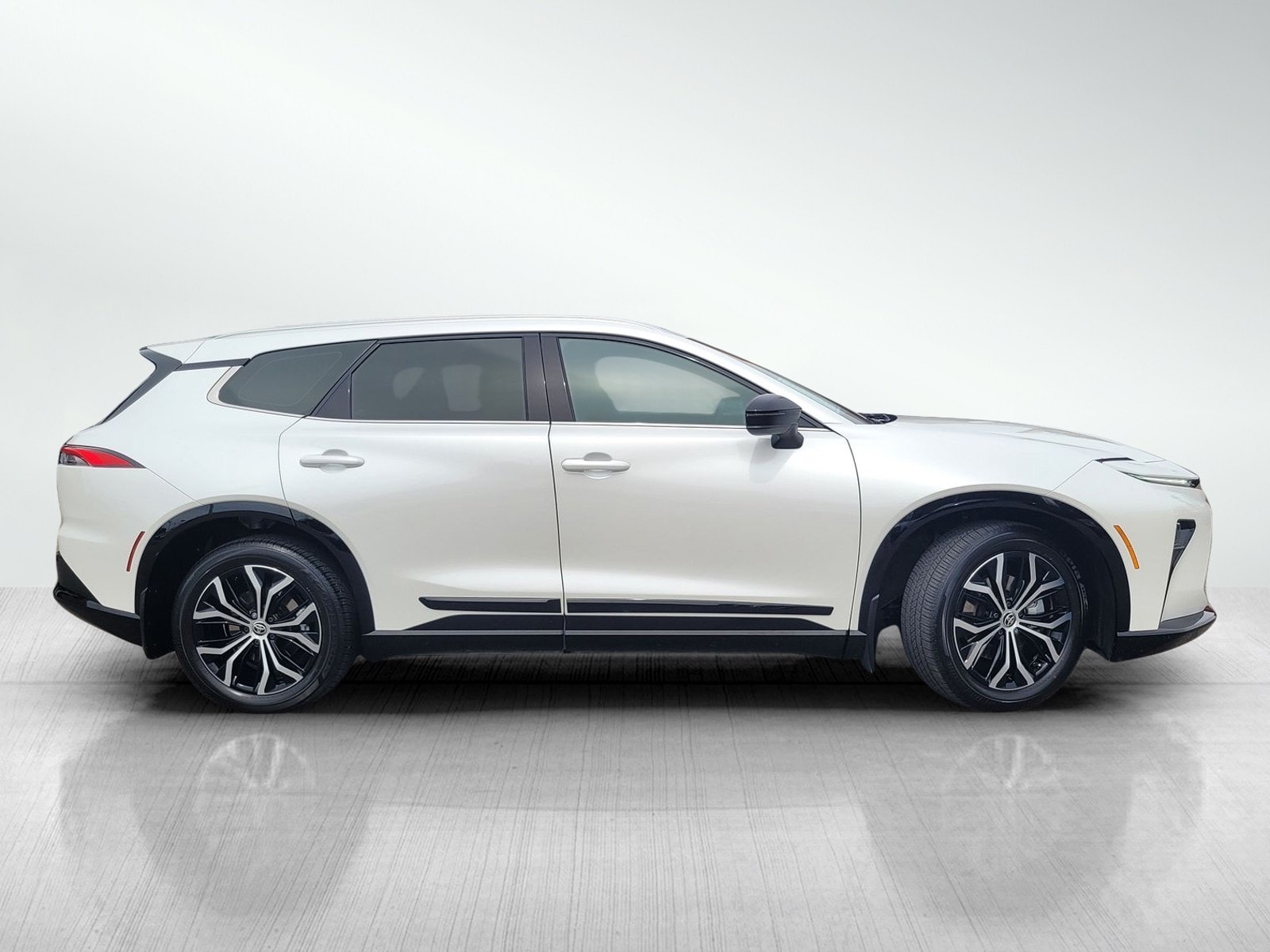 2025 Toyota Crown Signia XLE photo 2