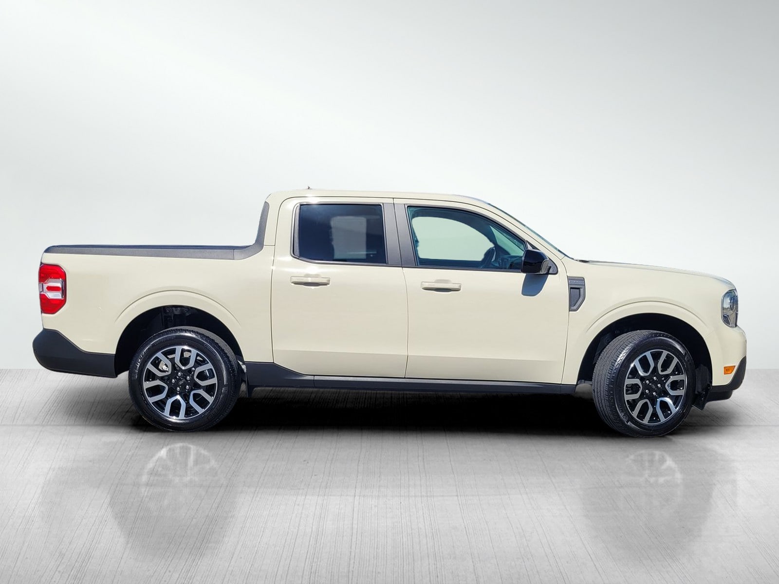 2024 Ford Maverick LARIAT photo 2