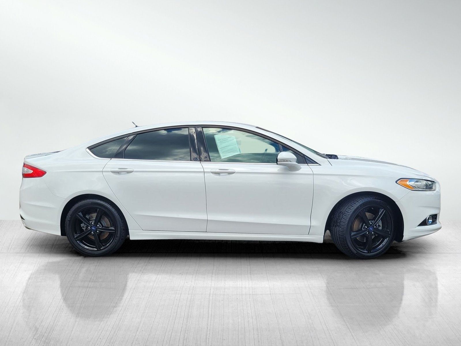 2016 Ford Fusion SE photo 2