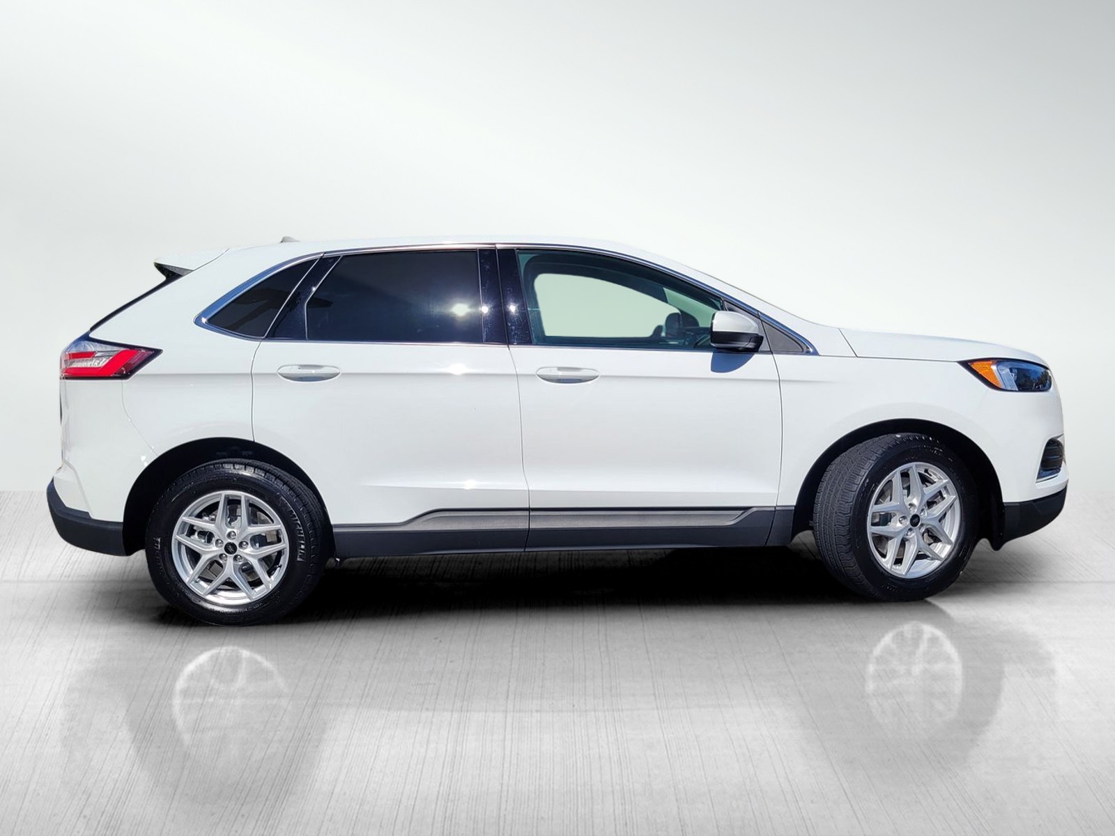 2024 Ford Edge SEL photo 2