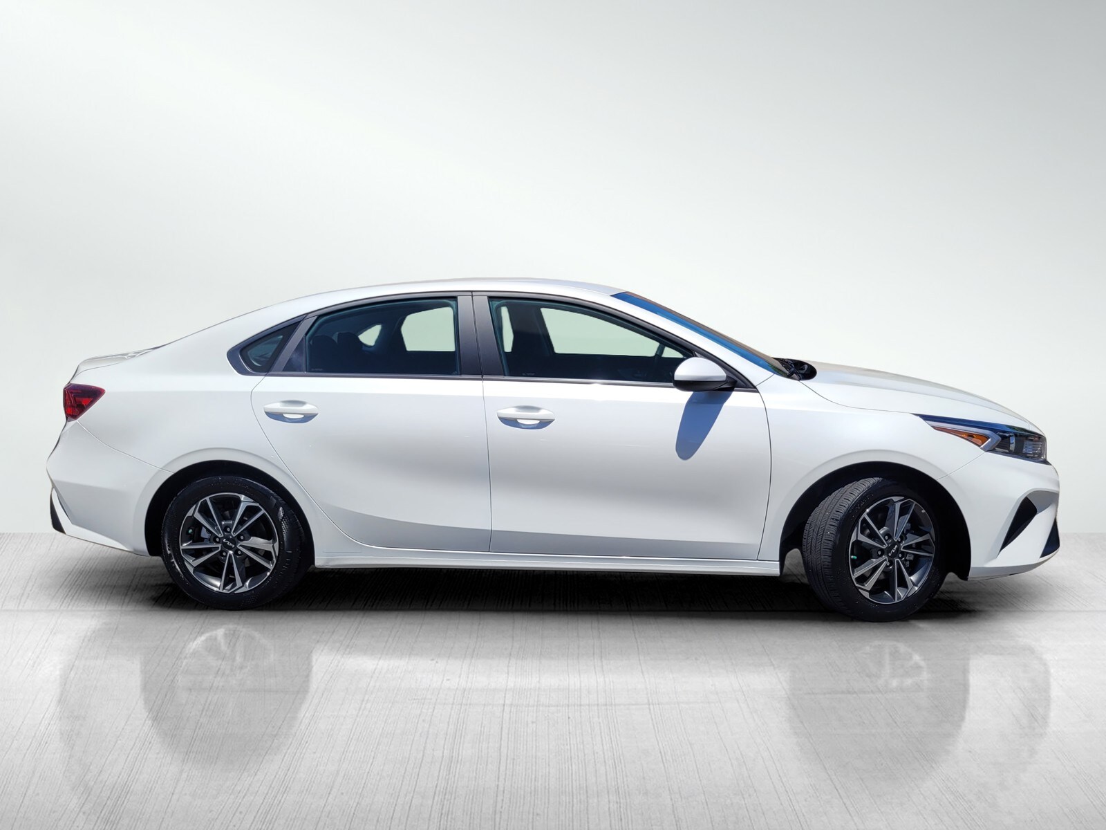 2023 Kia Forte LXS photo 3