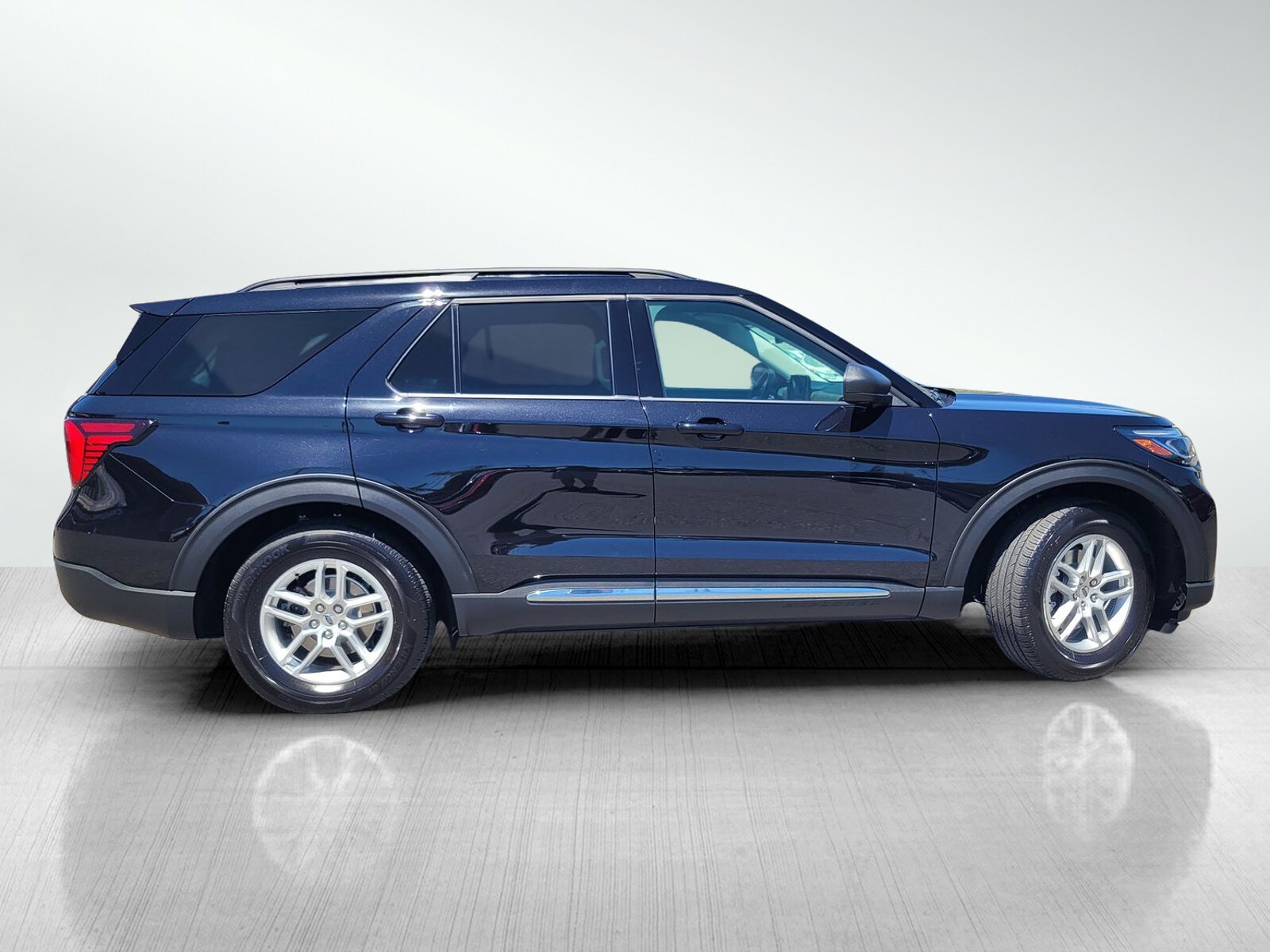 2025 Ford Explorer photo 3