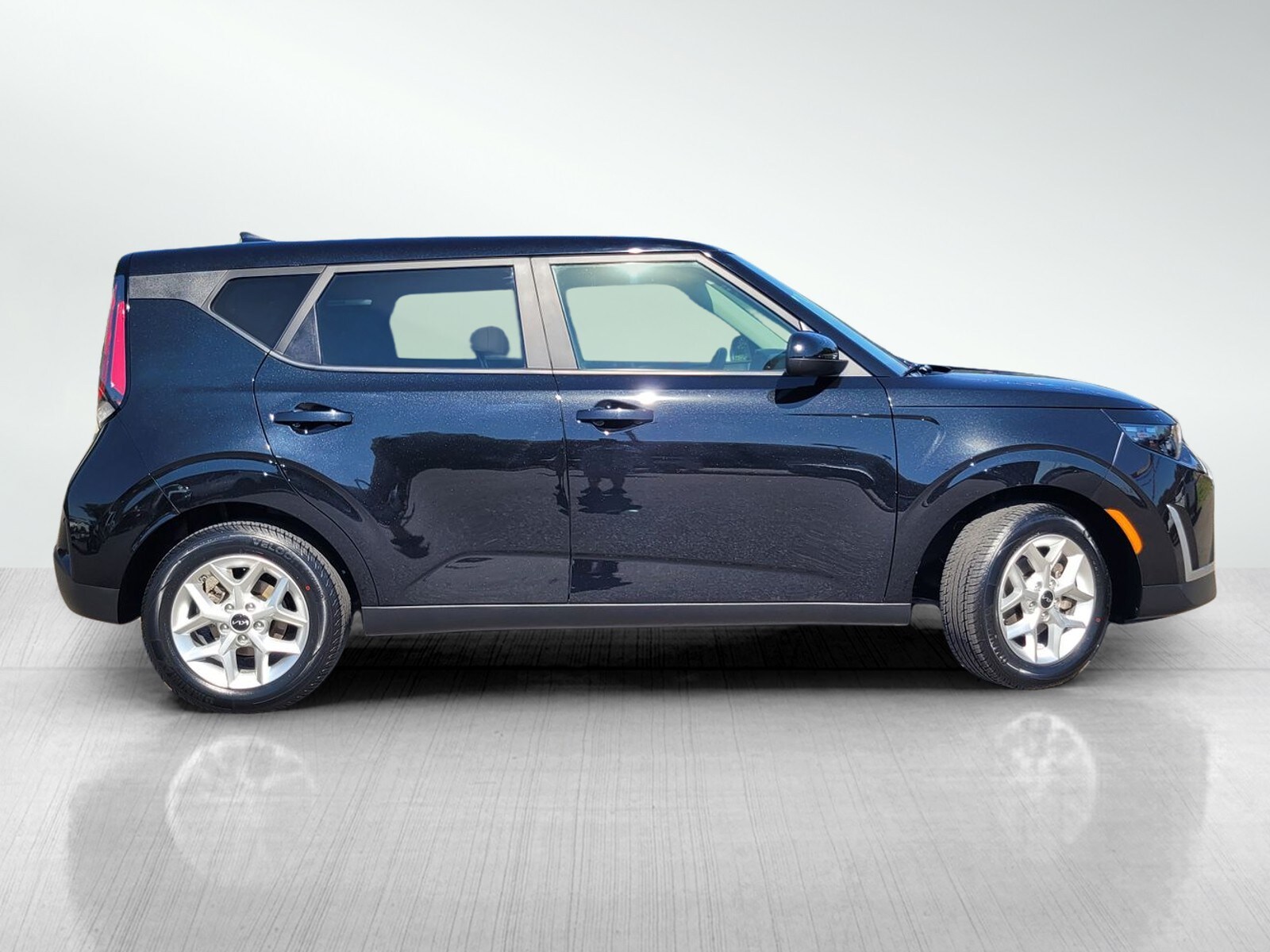 2023 Kia Soul LX photo 3