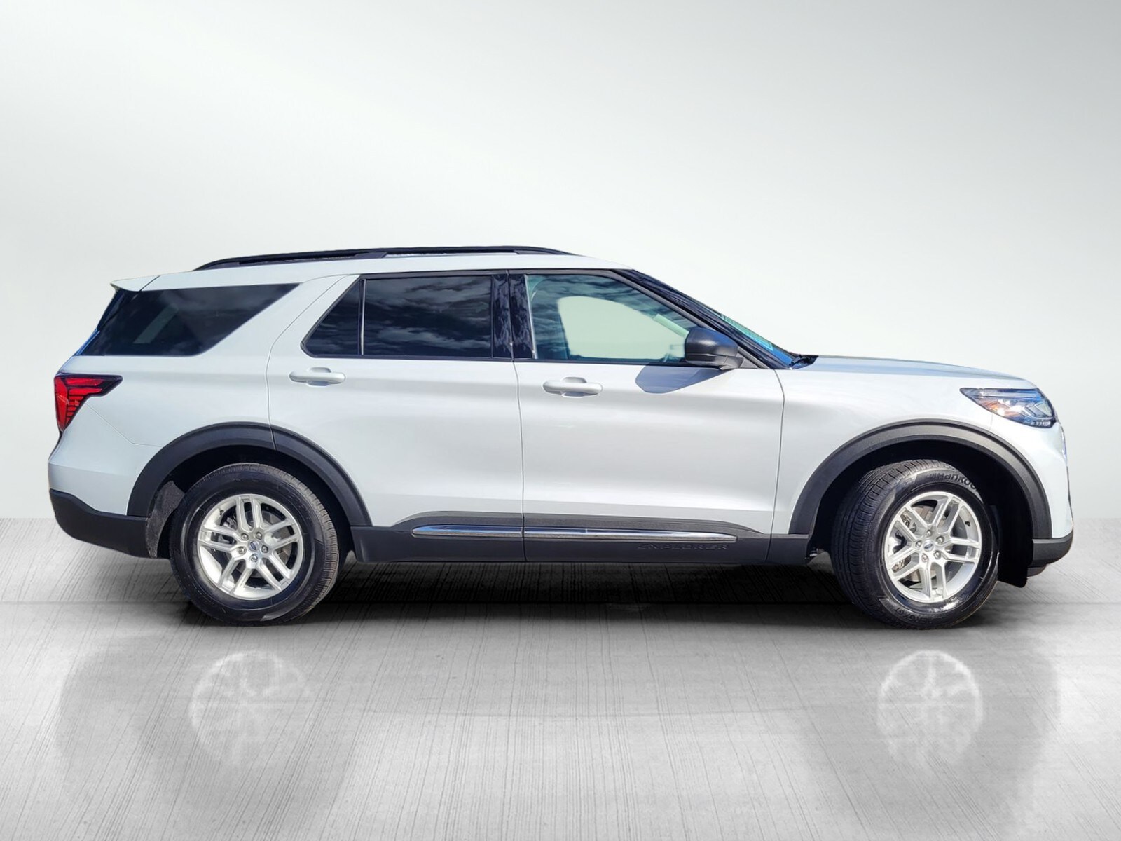 2025 Ford Explorer photo 3