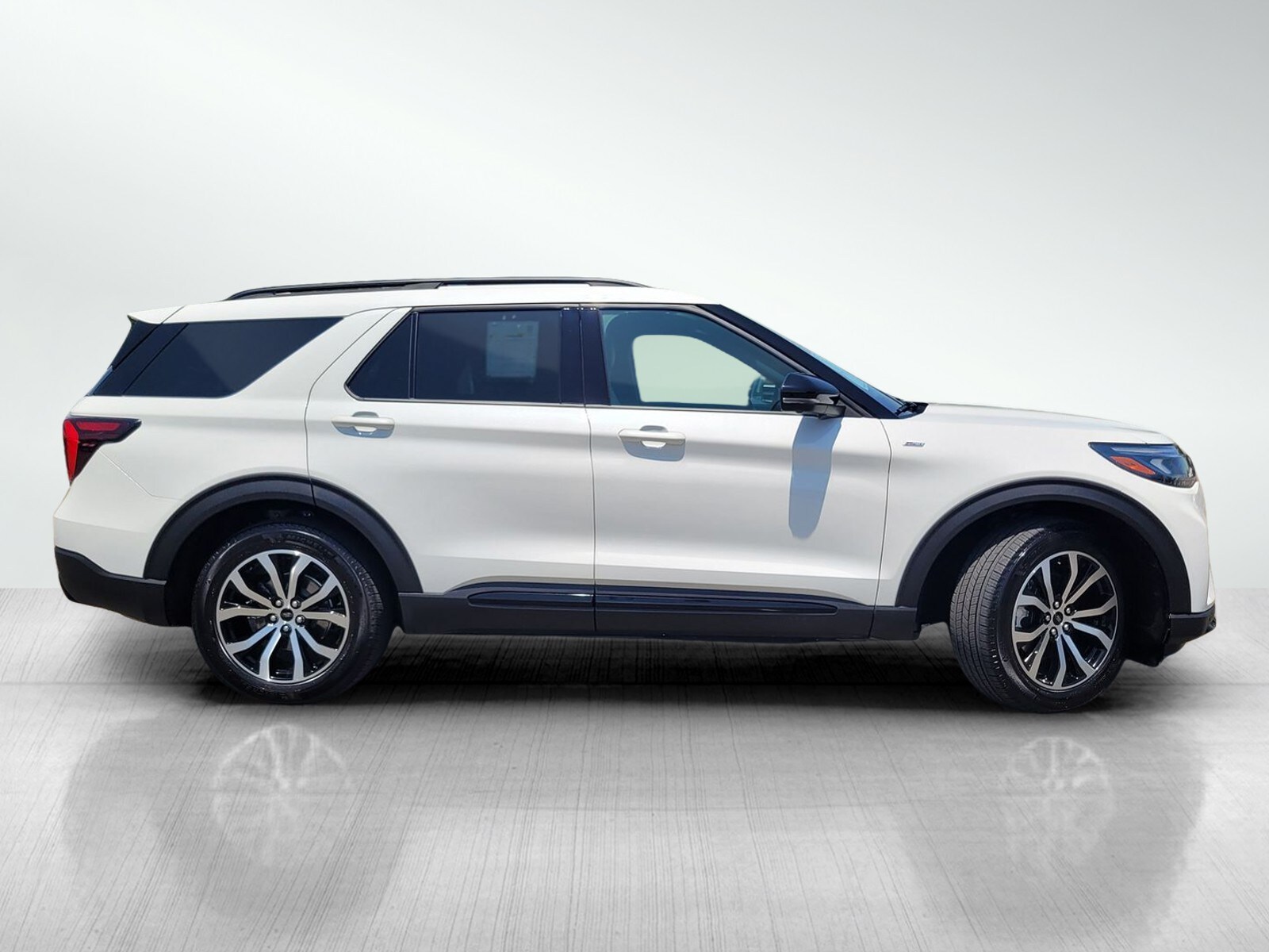 2025 Ford Explorer ST-Line photo 3