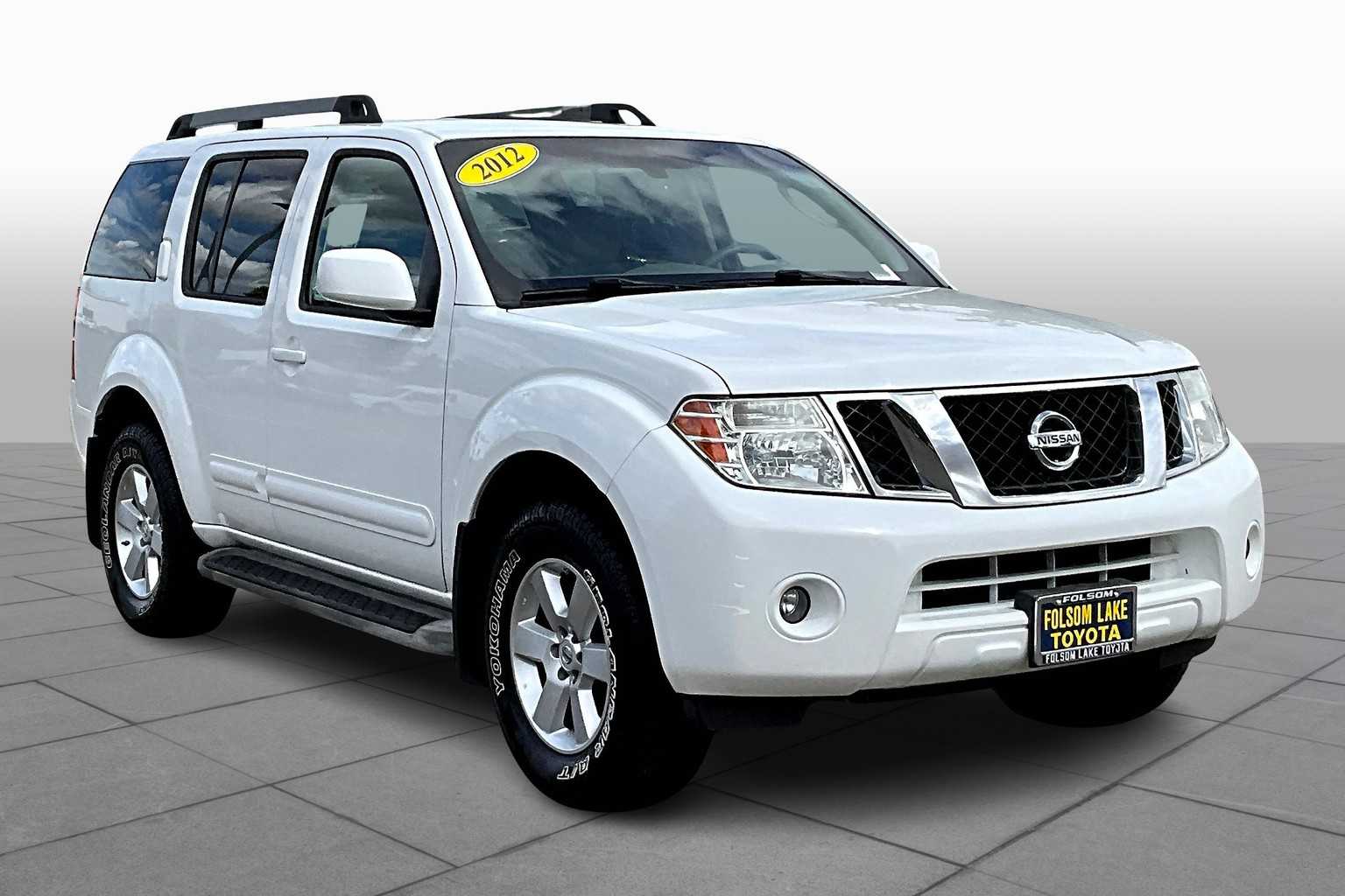 2012 Nissan Pathfinder SV photo 2