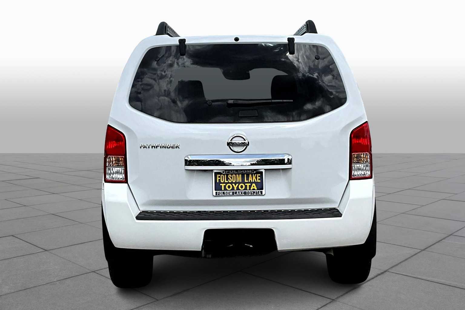 2012 Nissan Pathfinder SV photo 4