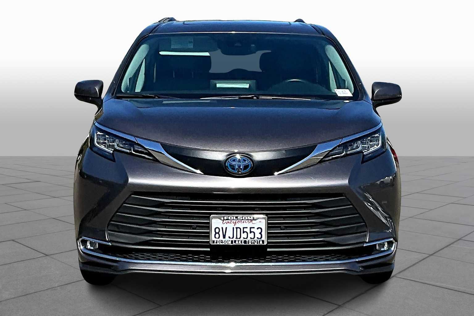 2021 Toyota Sienna XLE photo 3