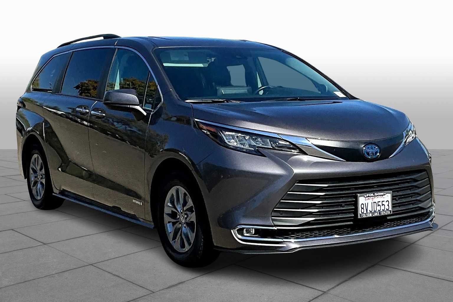 2021 Toyota Sienna XLE photo 2