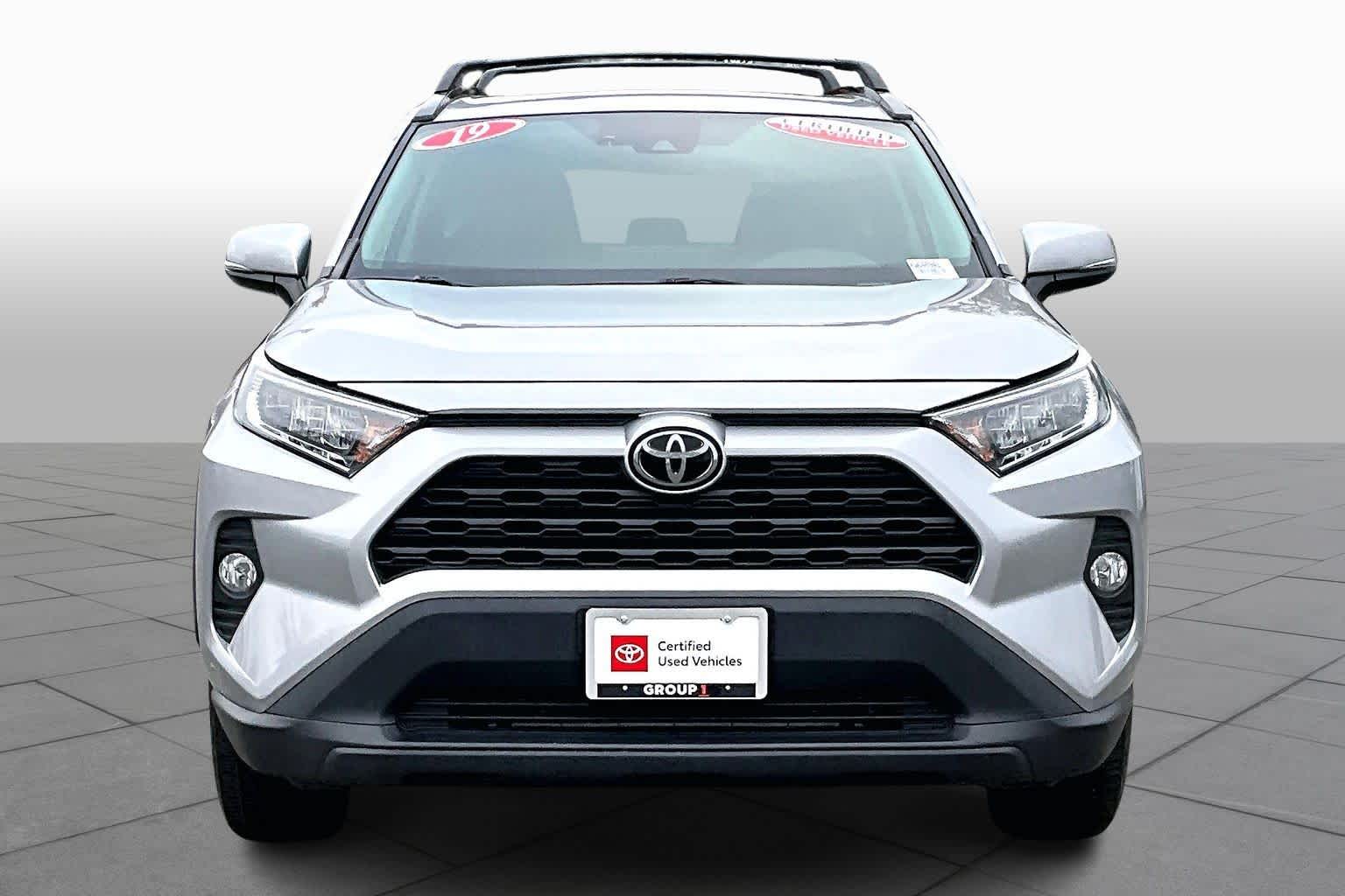 2019 Toyota RAV4 XLE photo 2