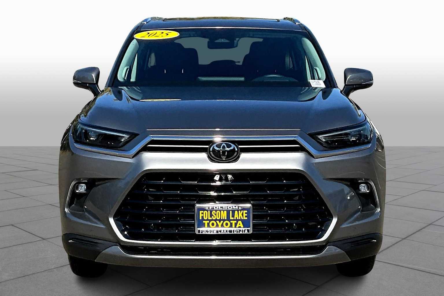 2025 Toyota Grand Highlander Platinum AWD photo 3