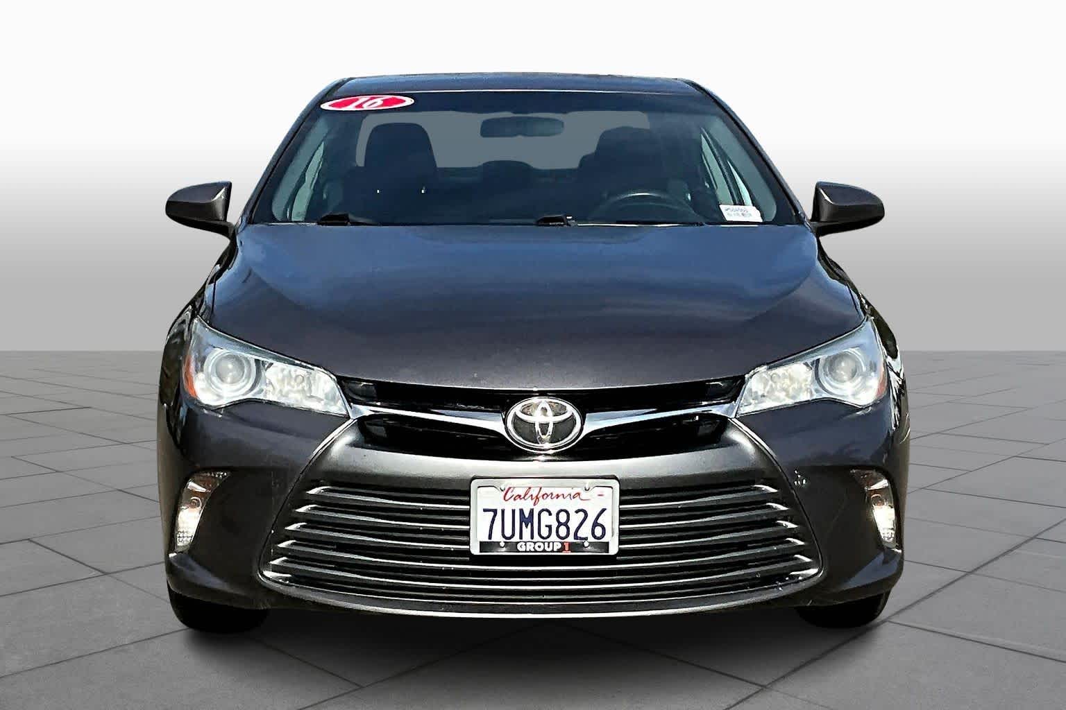 2016 Toyota Camry LE photo 3