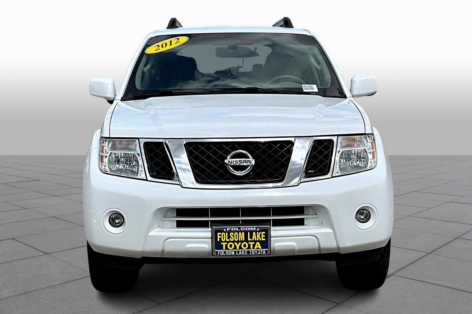2012 Nissan Pathfinder SV photo 3
