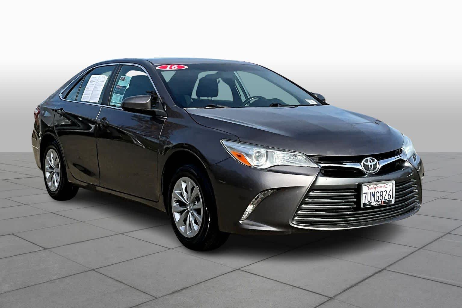 2016 Toyota Camry LE photo 2