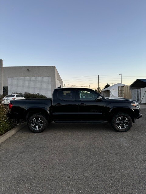 2017 Toyota Tacoma TRD Sport V6 photo 4