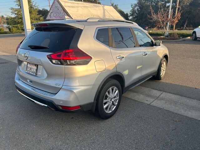 2019 Nissan Rogue SV photo 3