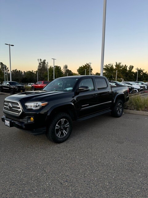 2017 Toyota Tacoma TRD Sport V6 photo 2