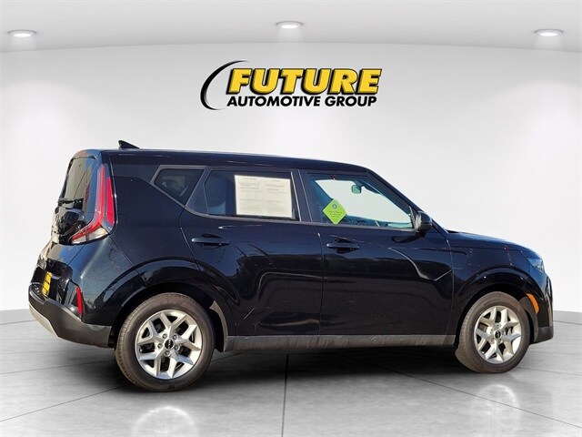 2023 Kia Soul LX photo 2