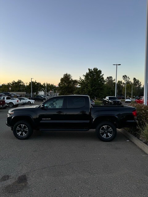 2017 Toyota Tacoma TRD Sport V6 photo 3