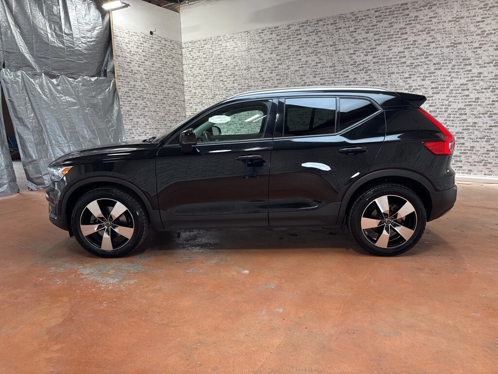 2021 Volvo XC40 Momentum photo 2
