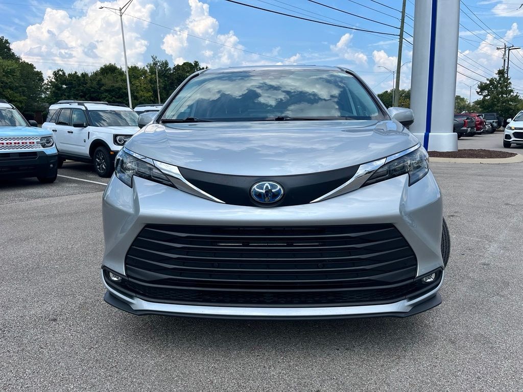 Used 2025 Toyota Sienna XLE Minivan/Van