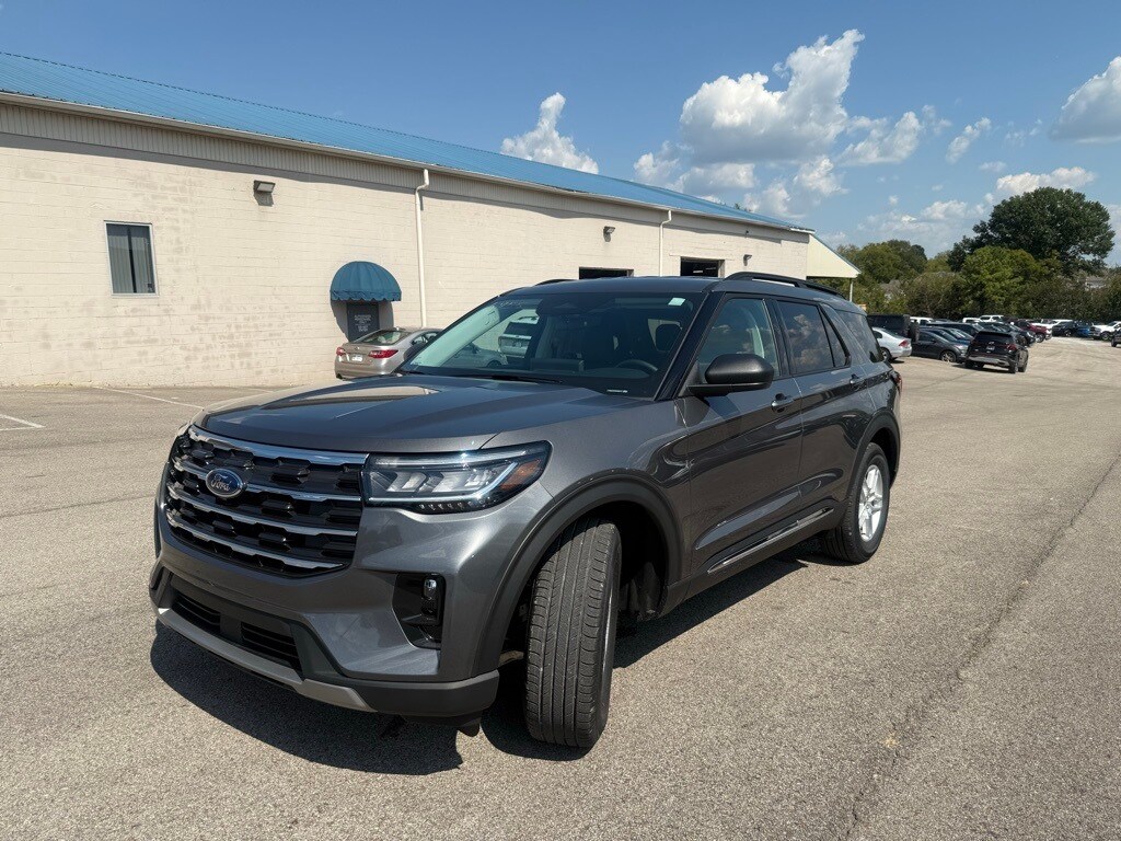 2025 Ford Explorer photo 2