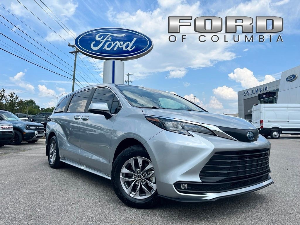 Used 2025 Toyota Sienna XLE Minivan/Van