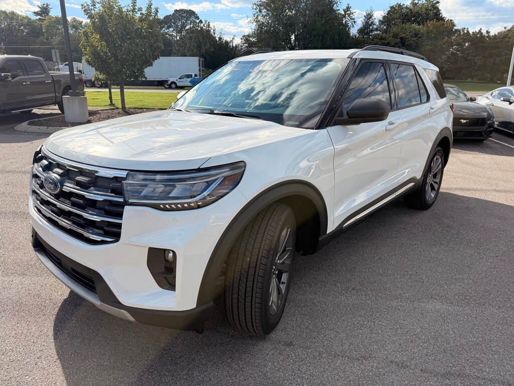 2025 Ford Explorer photo 2