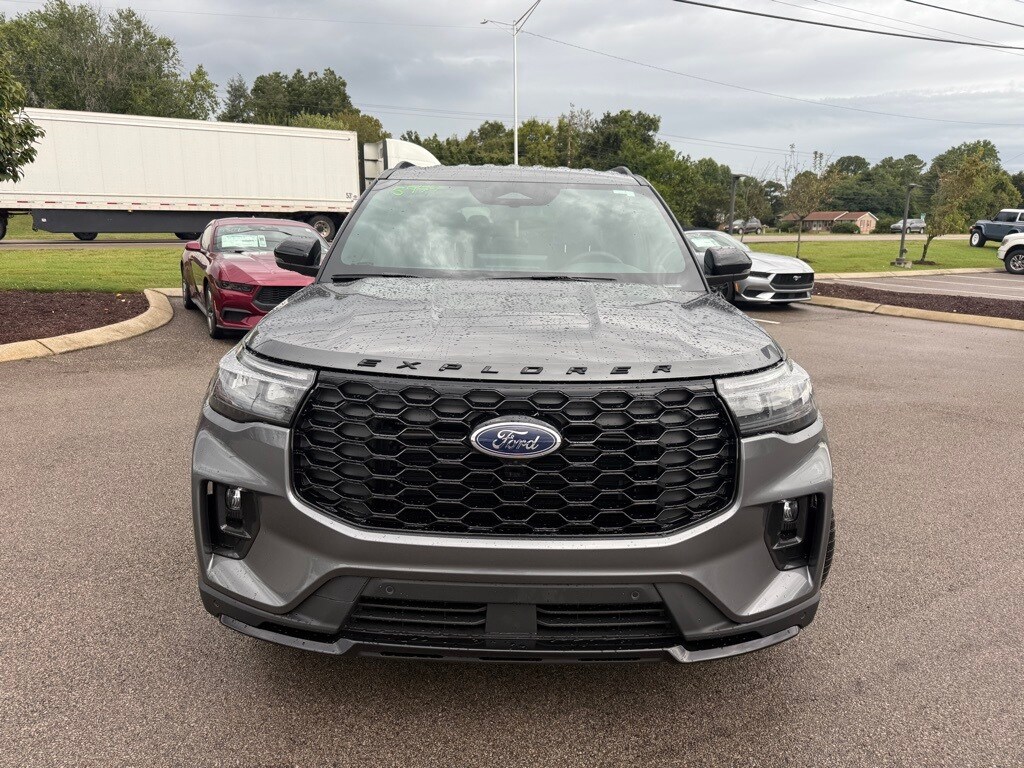 2025 Ford Explorer ST-Line photo 2