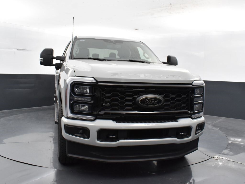 2025 Ford F-350 XLT photo 2
