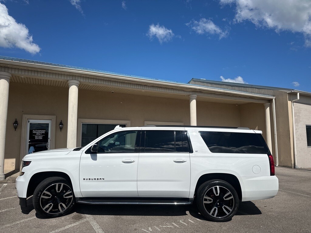 2019 Chevrolet Suburban LT RST photo 3