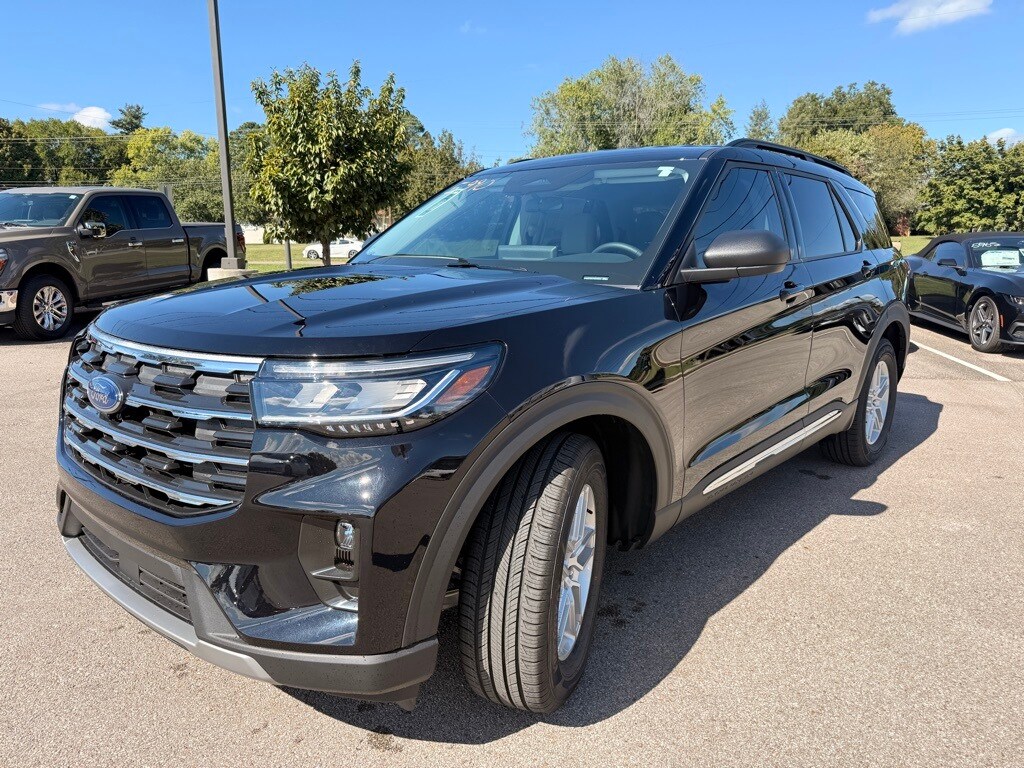 2025 Ford Explorer photo 3