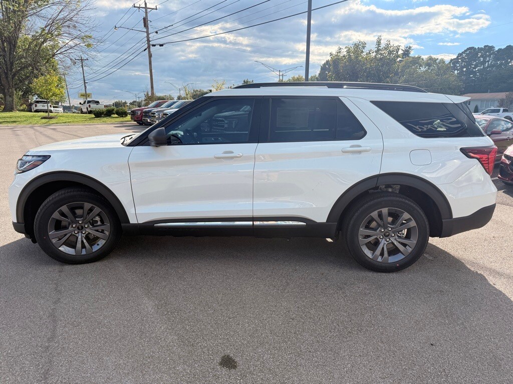 2025 Ford Explorer photo 3