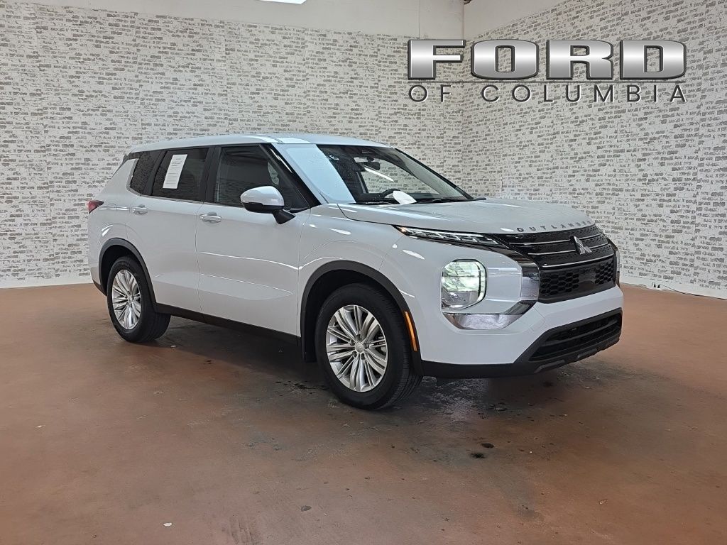 2023 Mitsubishi Outlander ES 2WD's photo